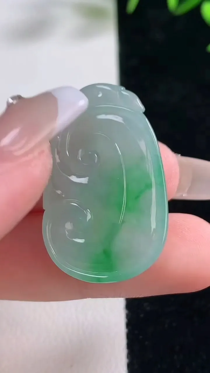 天然A货翡翠如意吊坠，尺寸32.5-20.3-5.3，重量:7.68g
12月28日