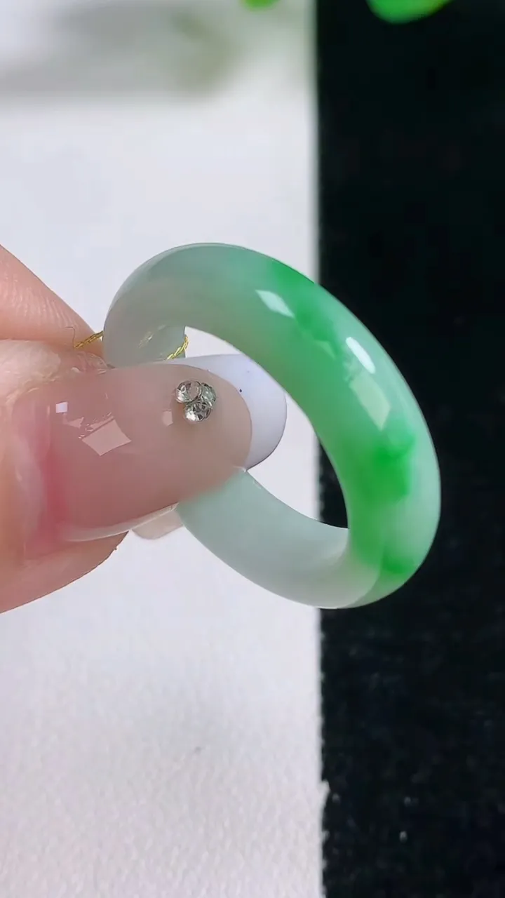 天然A货翡翠指环戒指，尺寸18.9-5.8-3.7，重量:4.62g2025年12月28日
工厂直销