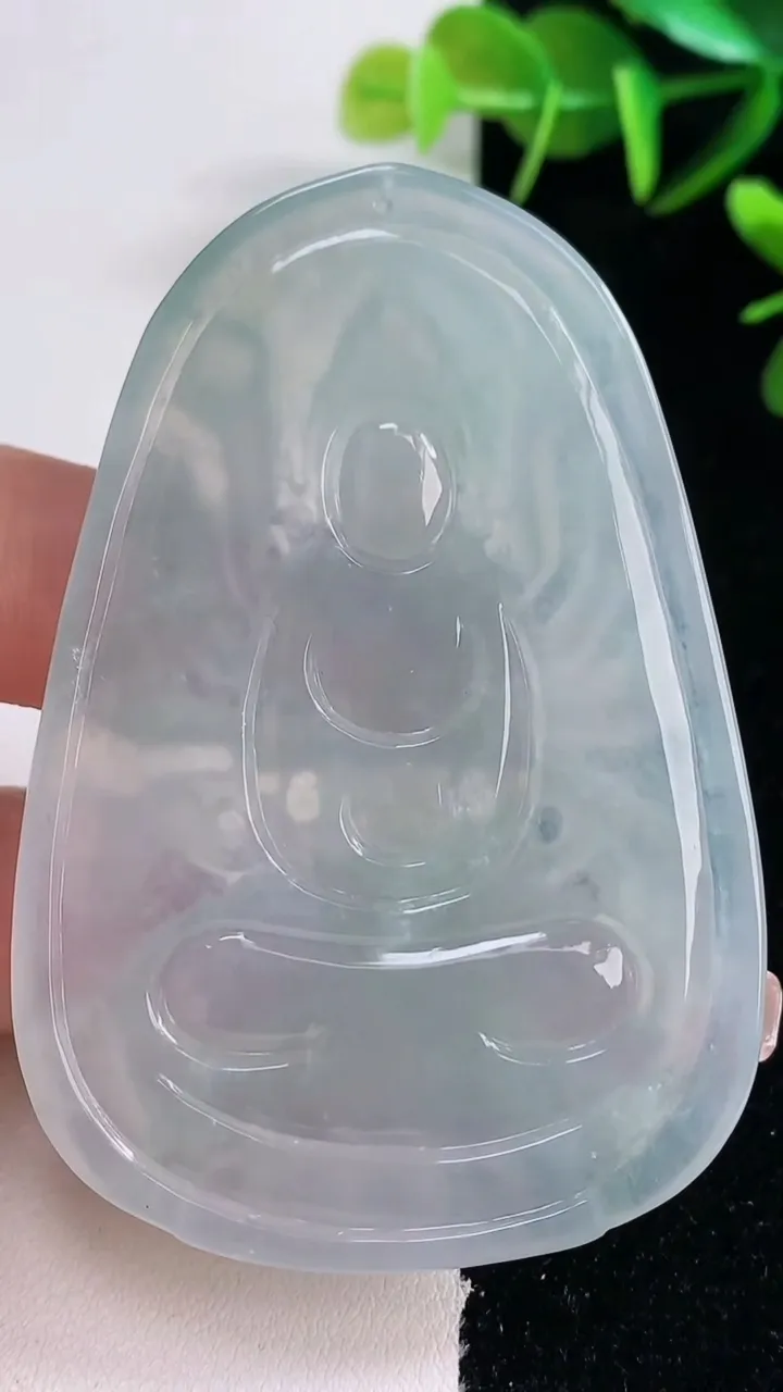 天然A货翡翠千手观音吊坠，尺寸67.5-46-6.5，重量:34.26g
12月28日