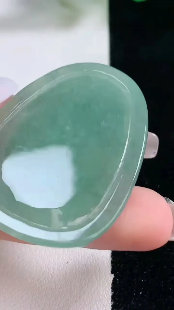 天然A货翡翠生肖马吊坠，尺寸47-35.6-4.8，重量:16.92g
12月28日