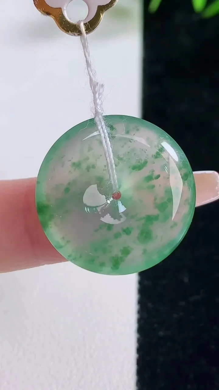 天然A货翡翠种飘花平安扣吊坠，尺寸21.8-5，重量:5.17g
12月28日