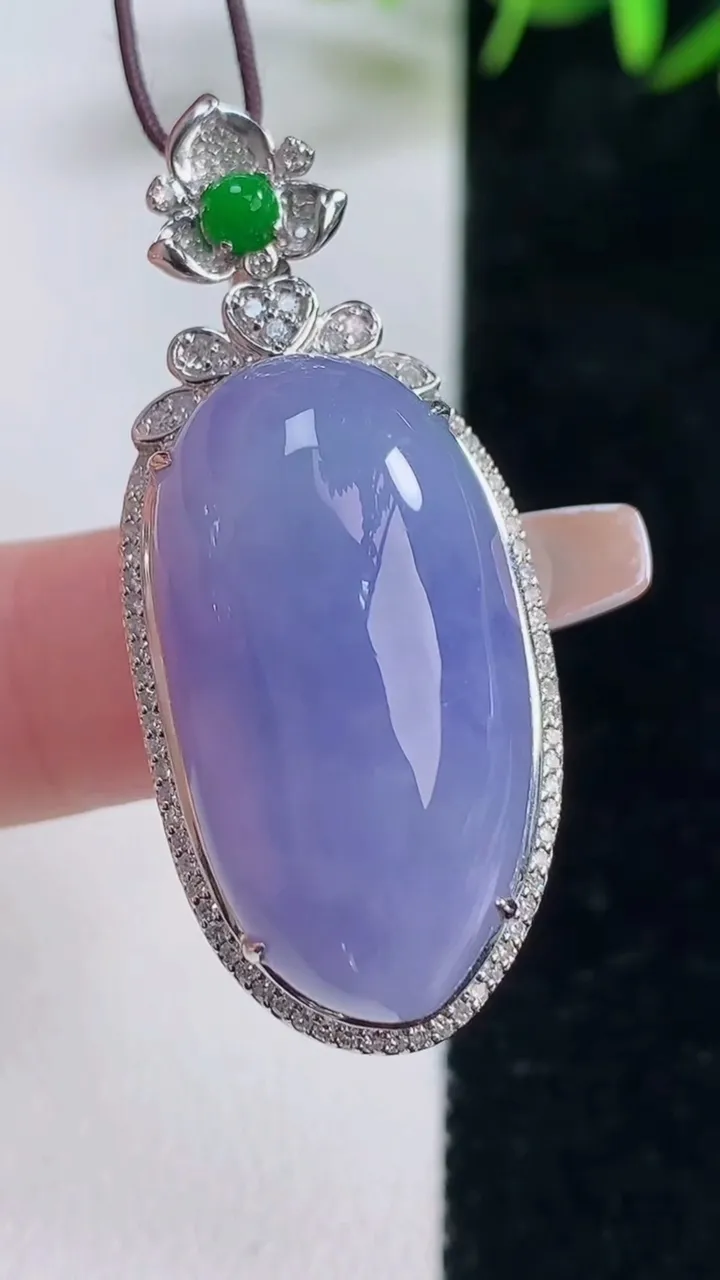 天然A货翡翠18K金紫罗兰福瓜吊坠，尺寸42.3-18-13.1，裸石27.5-15.6重量:9.51g
12月28日