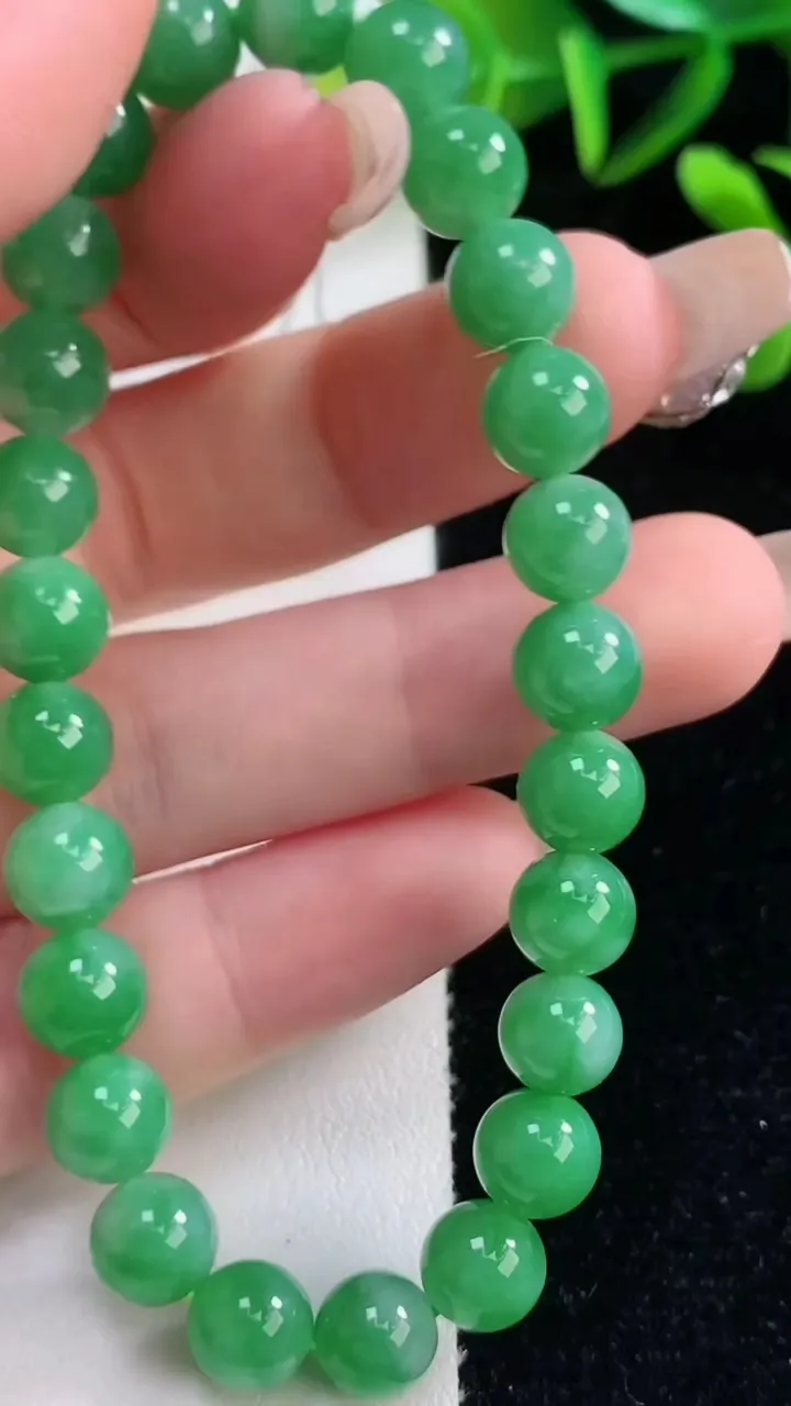 天然A货翡翠圆珠手串，尺寸7.5-25颗，重量:18.76g12月28日
工厂直销收藏佳品,种好水足，色泽均匀，有种有色，上手高大气！
