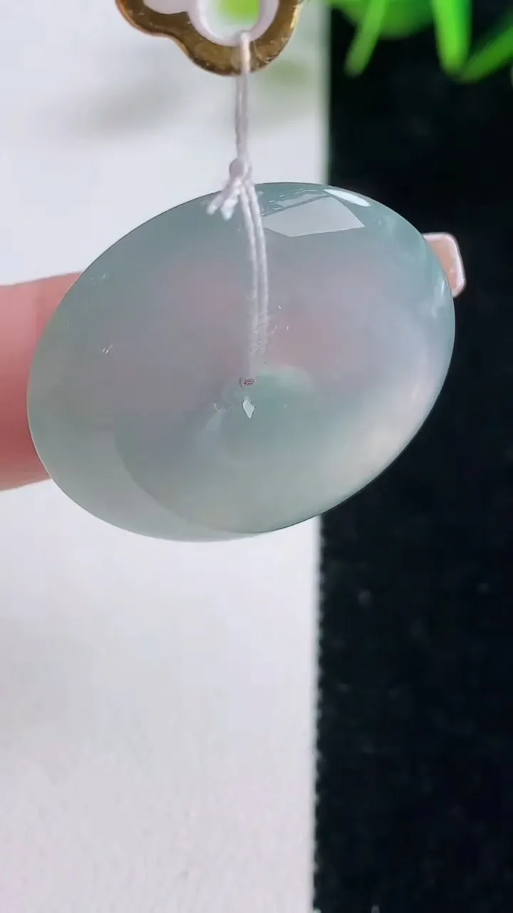 天然A货翡翠平安扣吊坠，尺寸28-5.9，重量:9.53g
12月28日