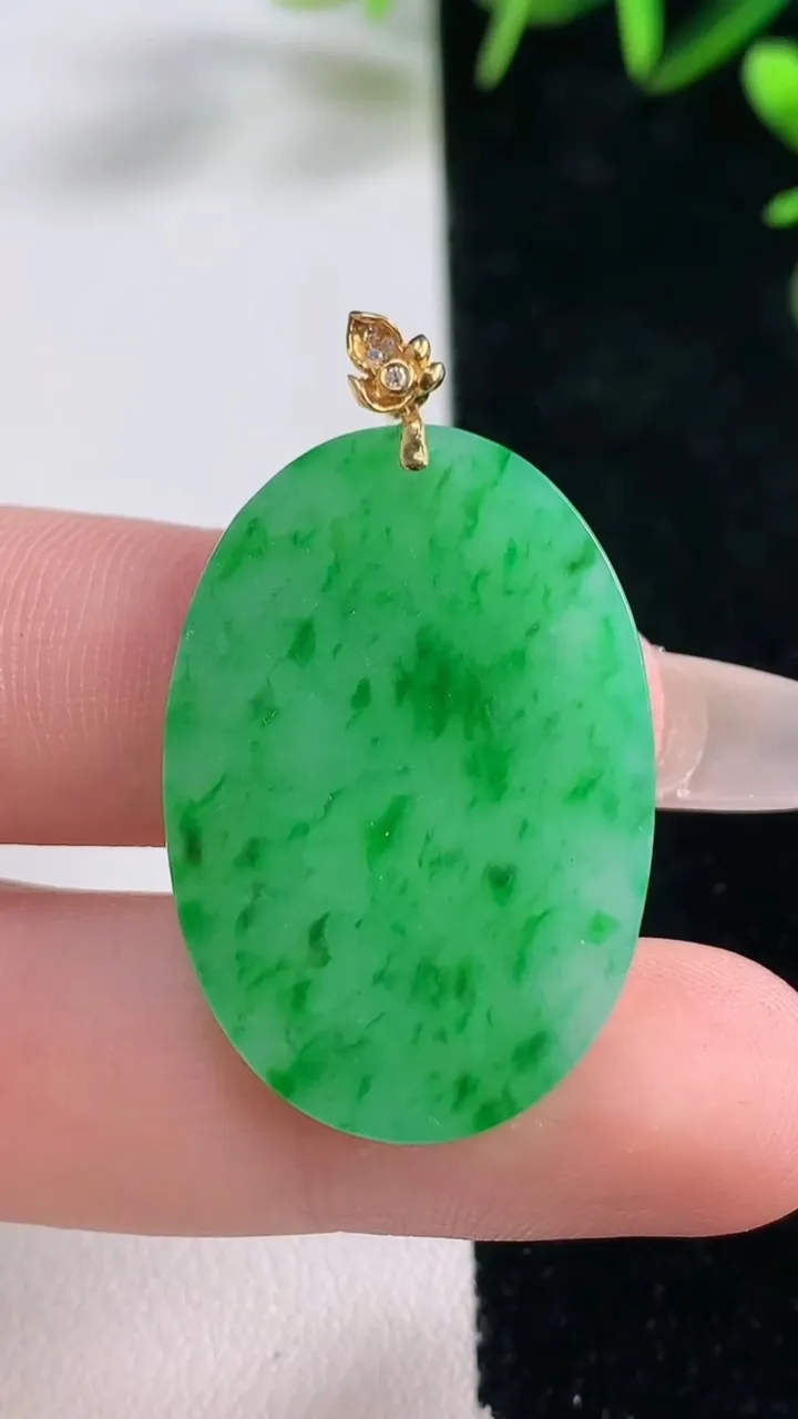 天然A货翡翠无事牌吊坠，尺寸32-21.8-3，重量:6.14g
12月28日