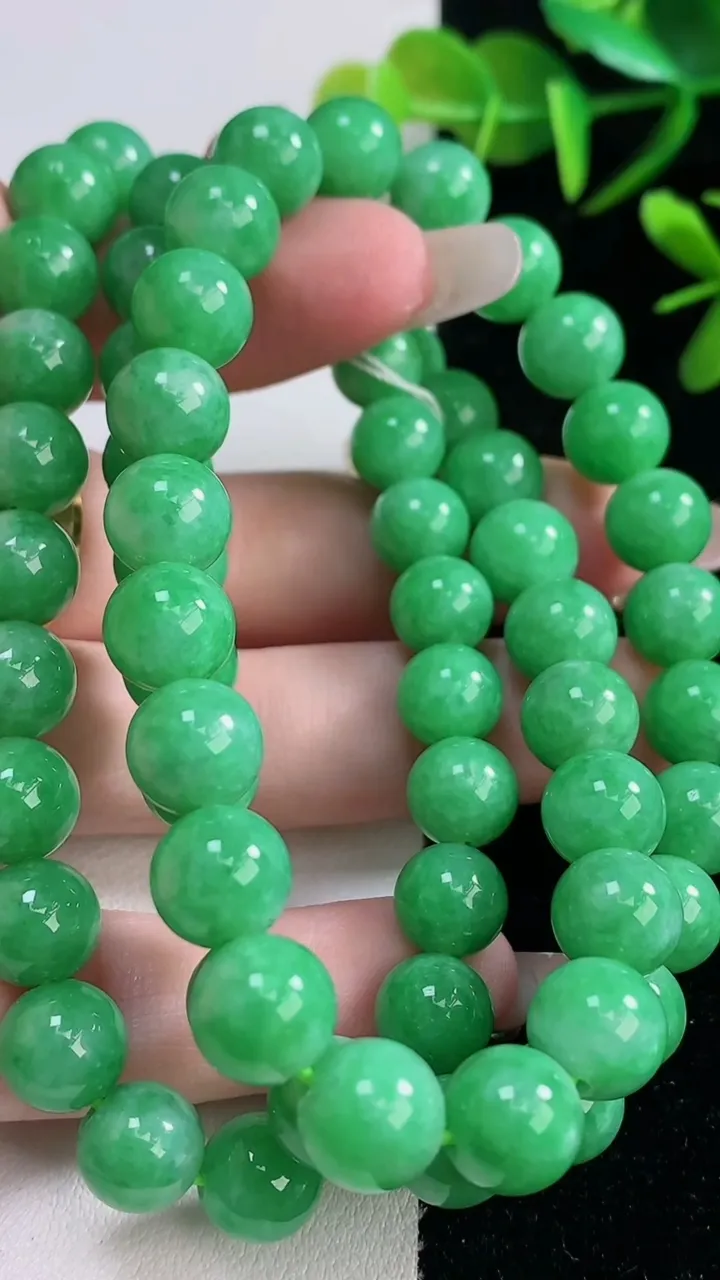 天然A货翡翠圆珠项链，尺寸8.6-68颗，重量:79.29g12月28日
工厂直销收藏佳品,种好水足