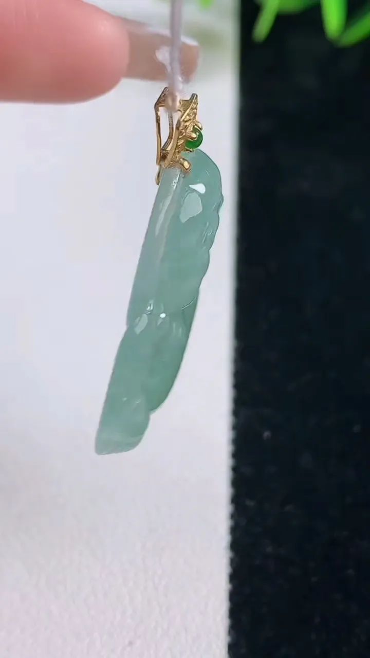 天然A货翡翠佛公吊坠，尺寸31.2-32.5-5.9，重量:9.28g
12月28日