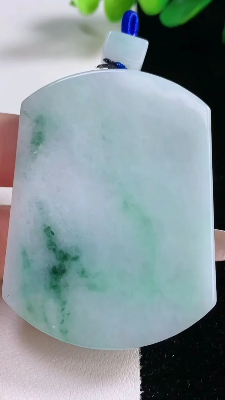 天然A货翡翠飘花无事牌吊坠，尺寸56-41.5-6，重量:42.32g
12月28日