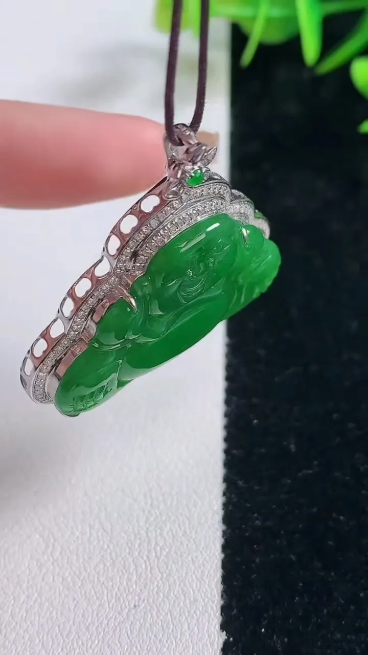 天然A货翡翠佛公吊坠，尺寸38.7-37.4-7.2，裸石24.4-34重量:8.64g
12月28日