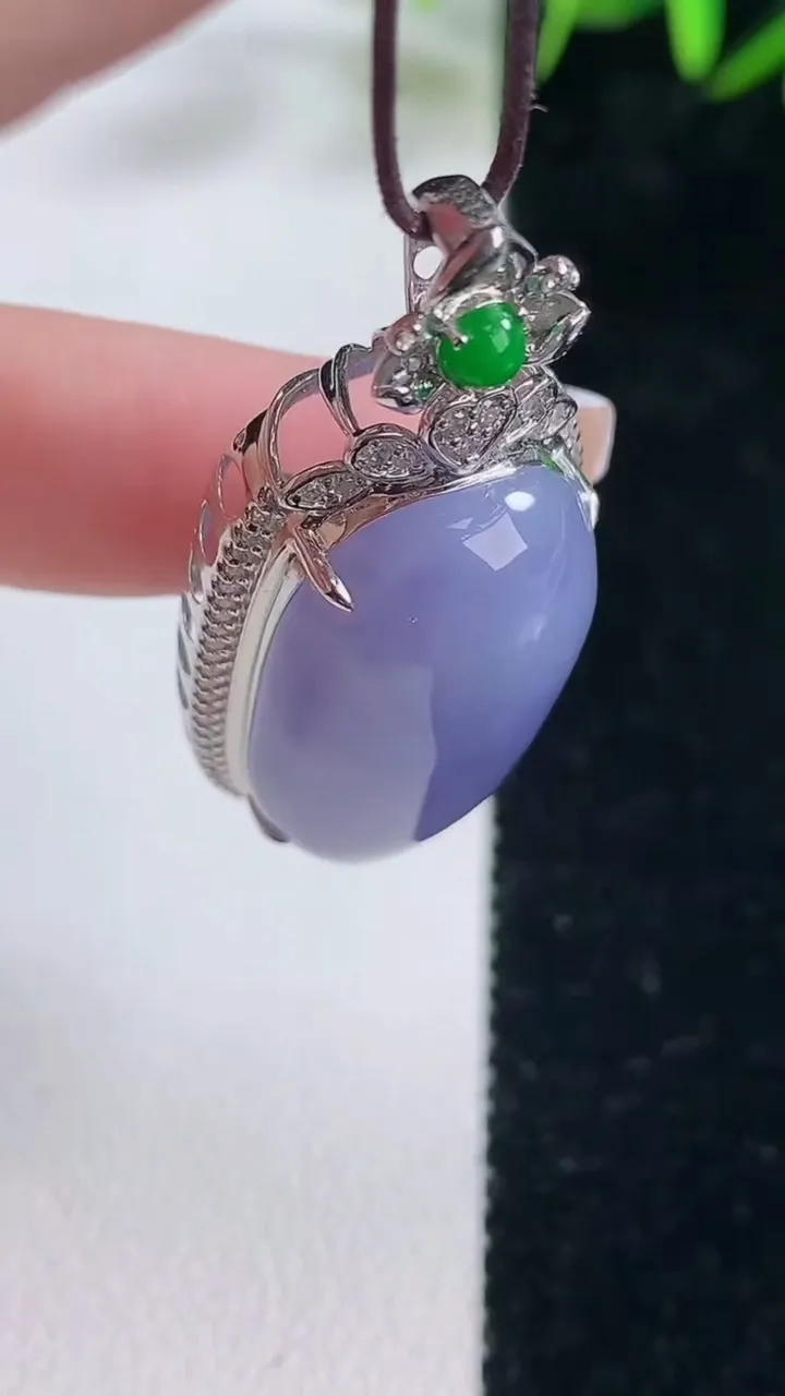 天然A货翡翠18K金紫罗兰福瓜吊坠，尺寸42.3-18-13.1，裸石27.5-15.6重量:9.51g
12月28日