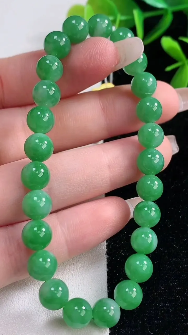 天然A货翡翠圆珠手串，尺寸7.5-25颗，重量:18.76g12月28日
工厂直销收藏佳品,种好水足，色泽均匀，有种有色，上手高大气！