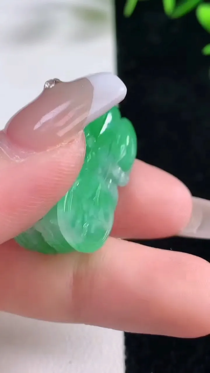 天然A货翡翠貔貅吊坠，尺寸29.4-17-12.2，重量:12.92g
12月28日