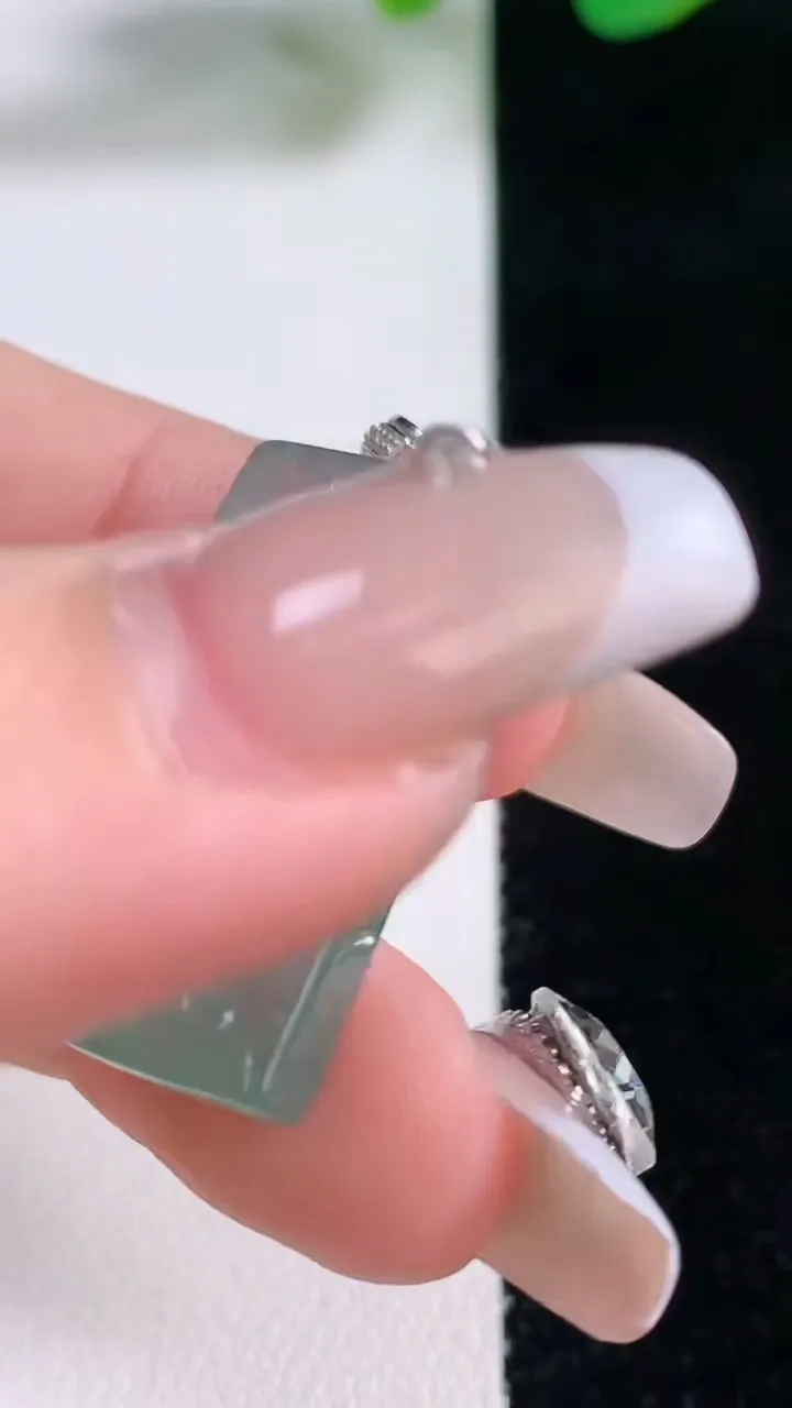 天然A货翡翠梅花鹿吊坠，尺寸28-15.9-4.8，重量:6.35g
12月28日