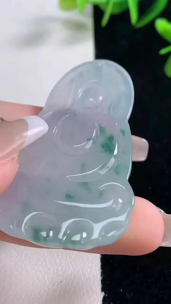 天然A货翡翠冰种飘花观音菩萨吊坠，尺寸54.5-34-6.3，重量:21.07g
12月28日