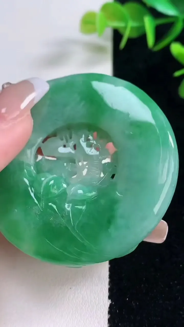 天然A货翡翠鸟语花香吊坠，尺寸53-12，重量:52.64g
12月28日