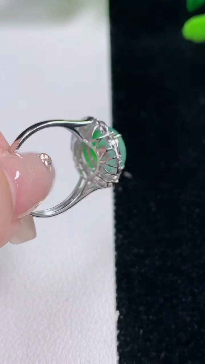 天然A货翡翠平安扣戒指，尺寸16.8-9.3-7.2，重量:3.15g2025年12月29日
工厂直销收藏佳品,种好水足，色泽均匀，有种有色，上手高大气！