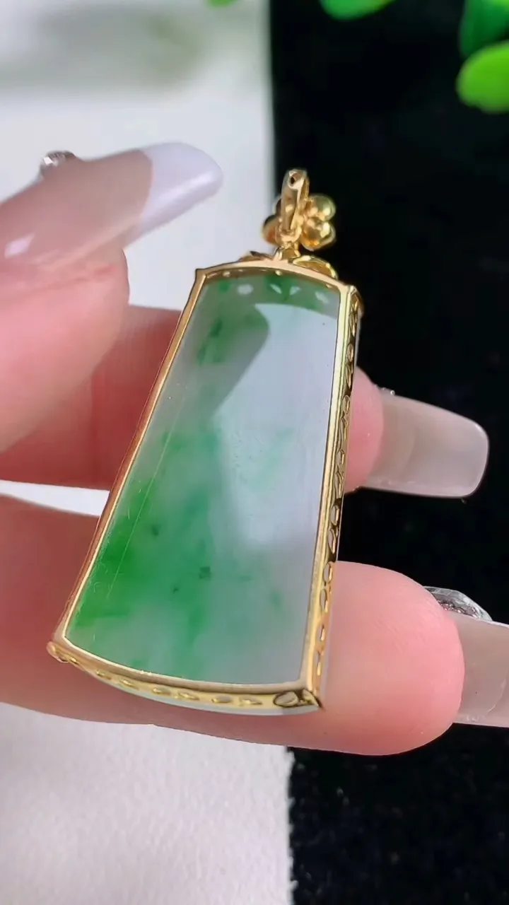 天然A货翡翠无事牌吊坠，尺寸33.3-19.3-4.4，重量:5.26g
12月29日