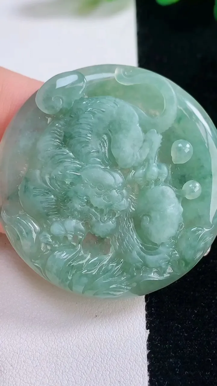 天然A货翡翠生肖虎吊坠，尺寸49.8-5.5，重量:27.50g
12月29日