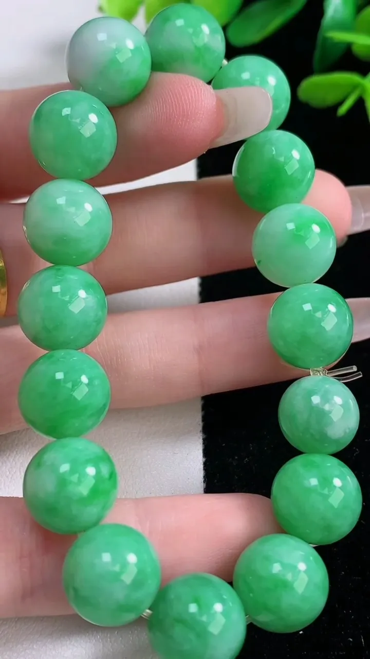 天然A货翡翠圆珠手串，尺寸11.9-16颗，重量:46.88g12月29日
工厂直销收藏佳品,种好水足，色泽均匀，有种有色，上手高大气！