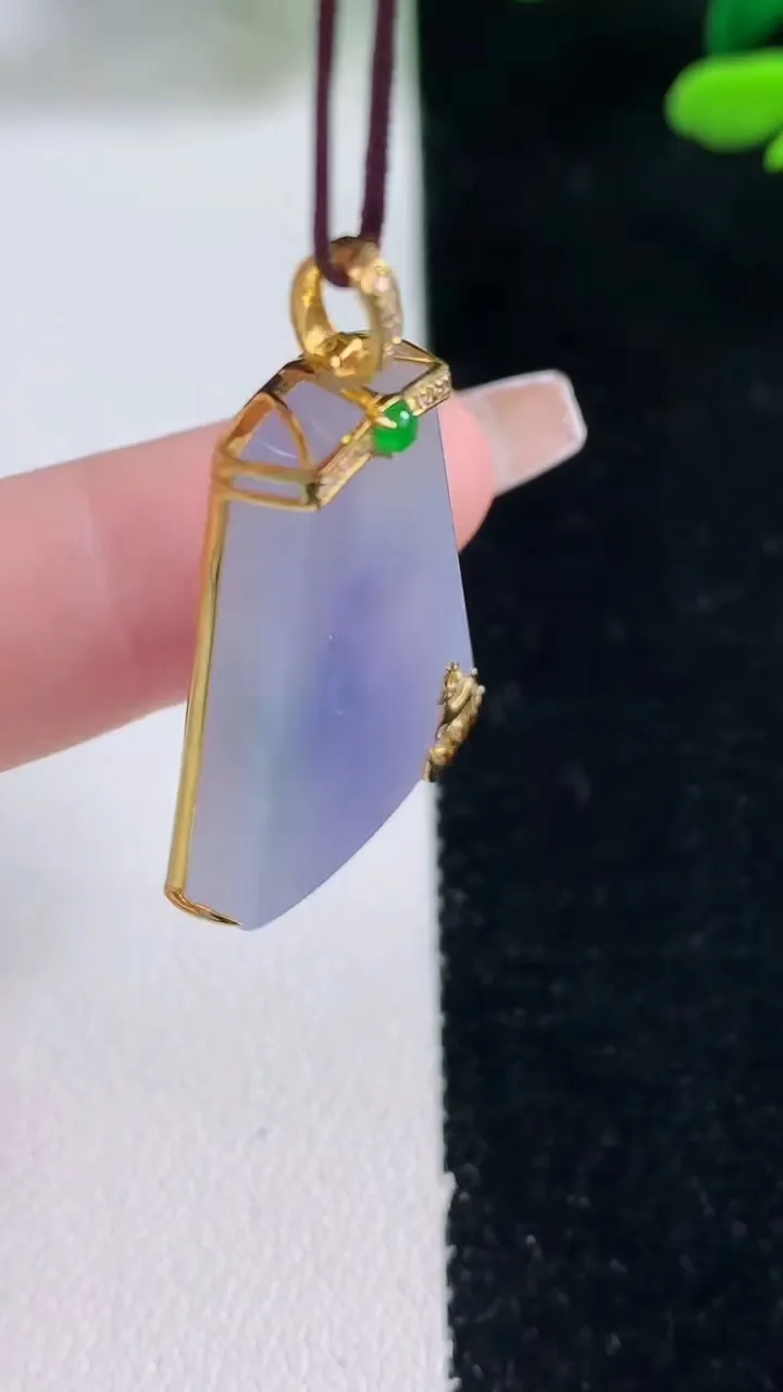 天然A货翡翠18K金紫罗兰无事牌吊坠，尺寸30-19.8-4.7，重量:5.92g
12月29日