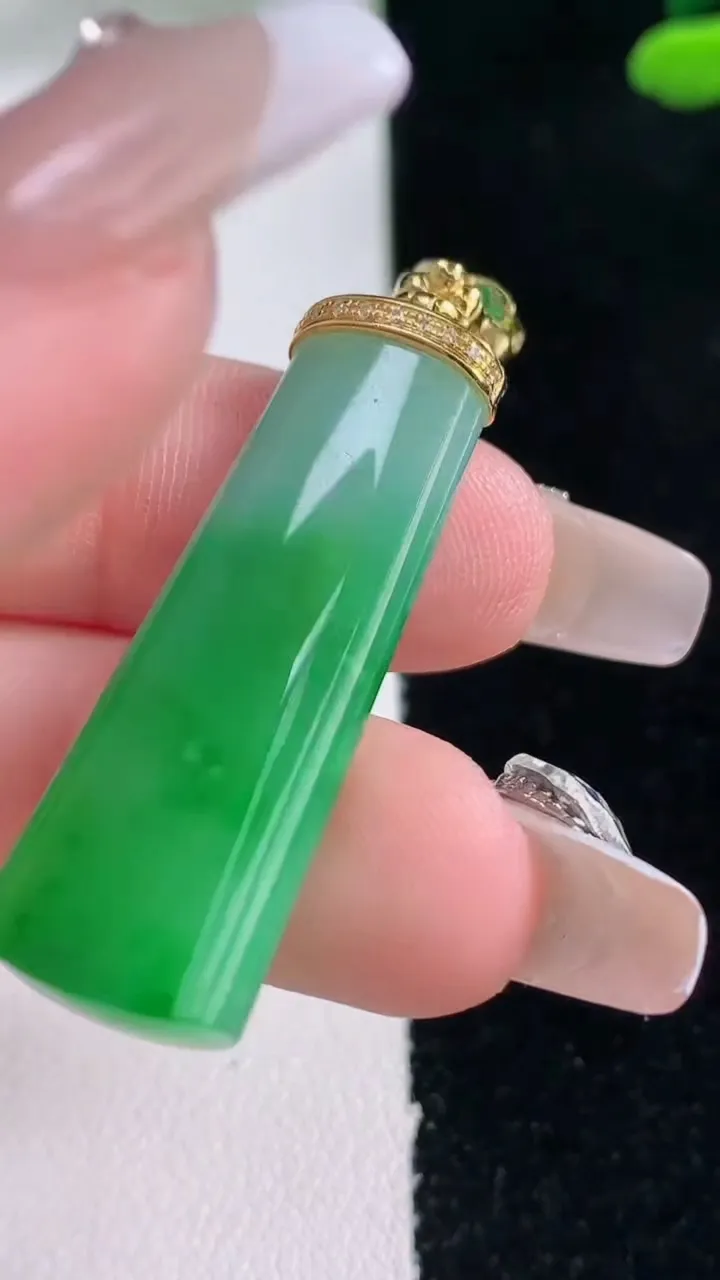 天然A货翡翠无事牌吊坠，尺寸36.2-12.5-5.5，重量:7.63g
12月29日