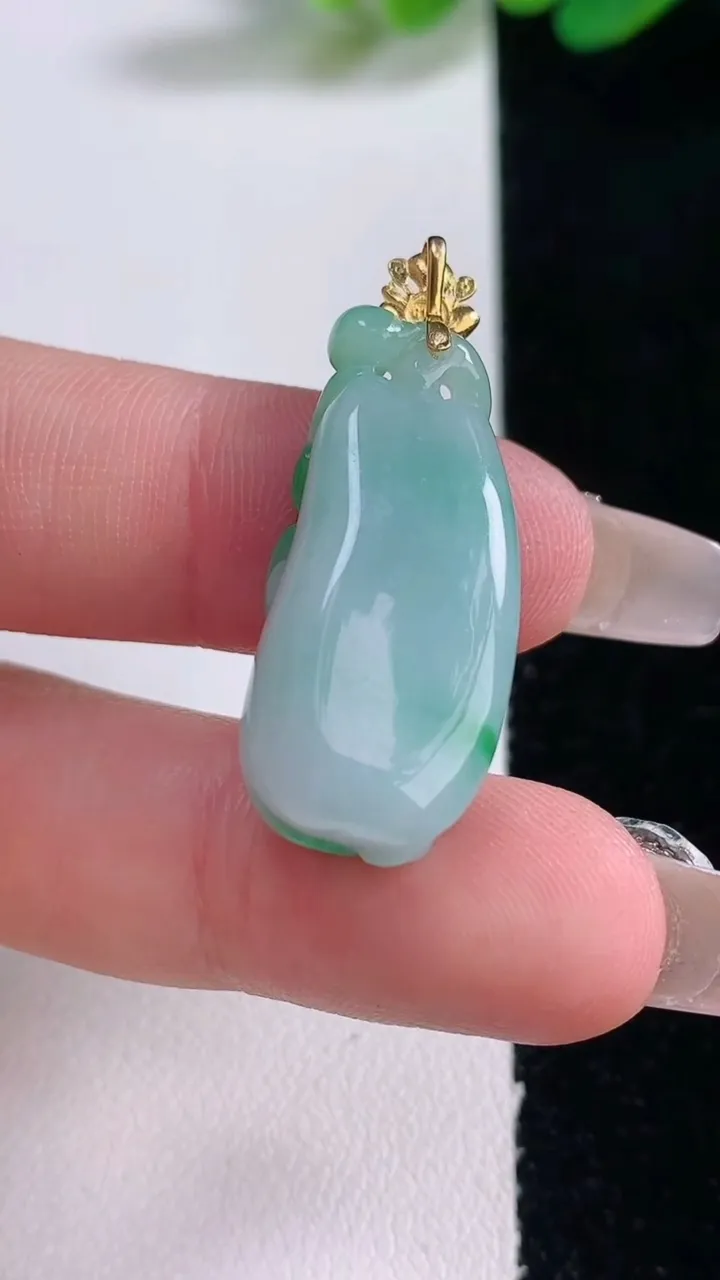 天然A货翡翠福瓜吊坠，尺寸28-12.6-11，重量:7.09g
12月29日