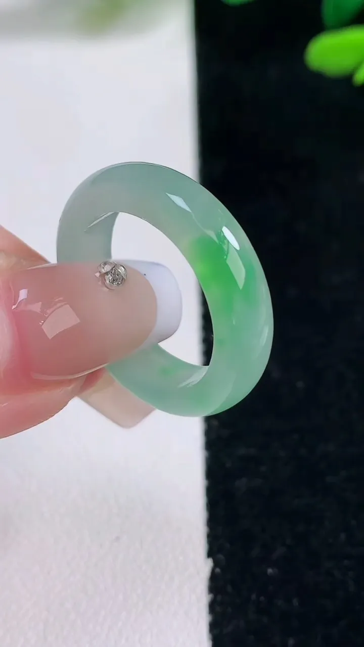 天然A货翡翠指环戒指，尺寸18-5.2-3.4，重量:4.10g2025年12月29日
工厂直销收藏佳品,种好水足，色泽均匀，有种有色，上手高大气！