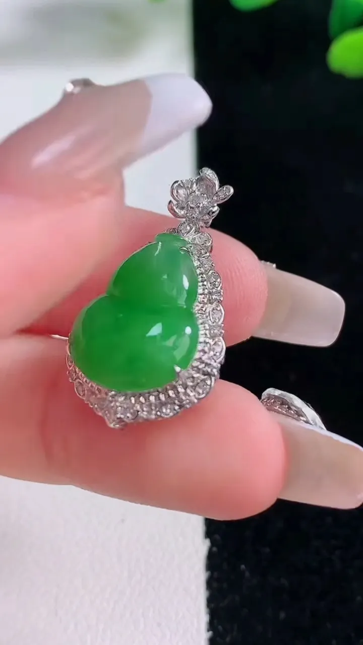 天然A货翡翠葫芦吊坠，尺寸28.5-16.2-8.1，裸石16-12.5重量:3.62g
12月29