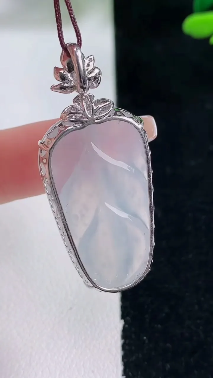 天然A货翡翠种白冰金枝玉叶 叶子吊坠，尺寸42-31.5-18.5-7.3，重量:7.51g
12月29日