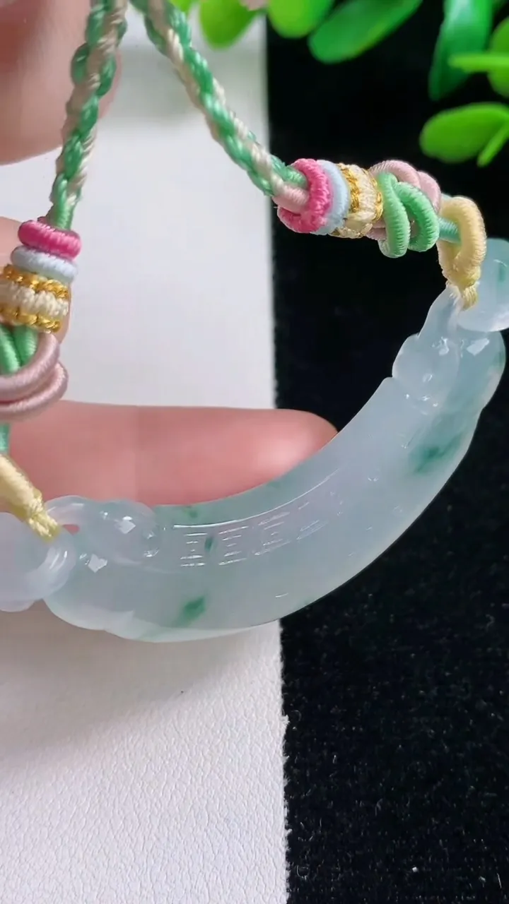 天然A货翡翠种飘花如意锁吊坠，尺寸15.6-60.2-6.5，重量:20.09g
12月29日