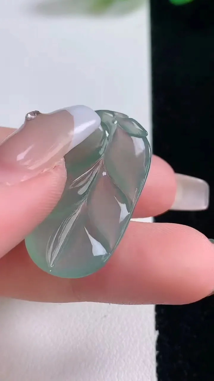 天然A货翡翠金枝玉叶 叶子吊坠，尺寸30.8-17.4-3.6，重量:3.74g
12月29日