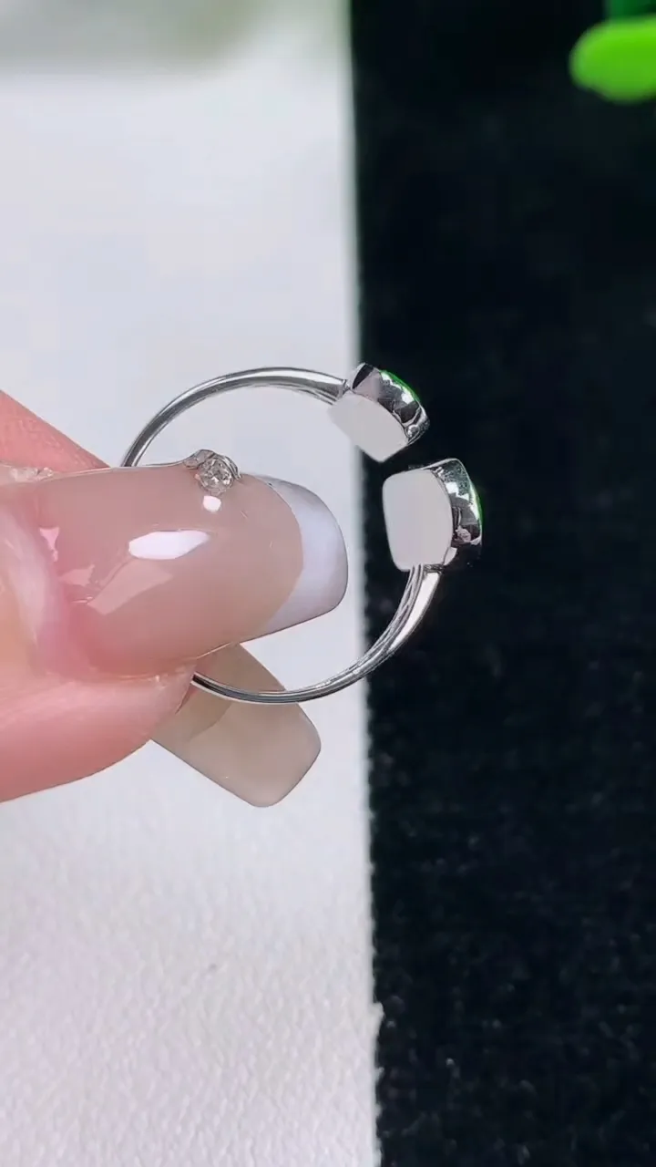 天然A货翡翠马鞍戒指，尺寸12-6.3-2.2，重量:2.23g2025年12月29日
工厂直销收藏佳品,种好水足，色泽均匀，有种有色，上手高大气！