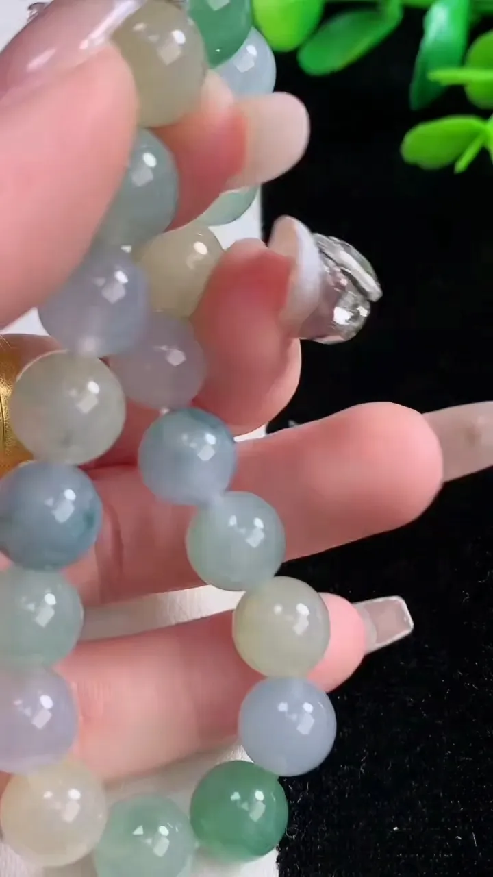 天然A货翡翠三彩圆珠手串，尺寸10-19颗，重量:32.73g12月29日
工厂直销收藏佳品,种好水