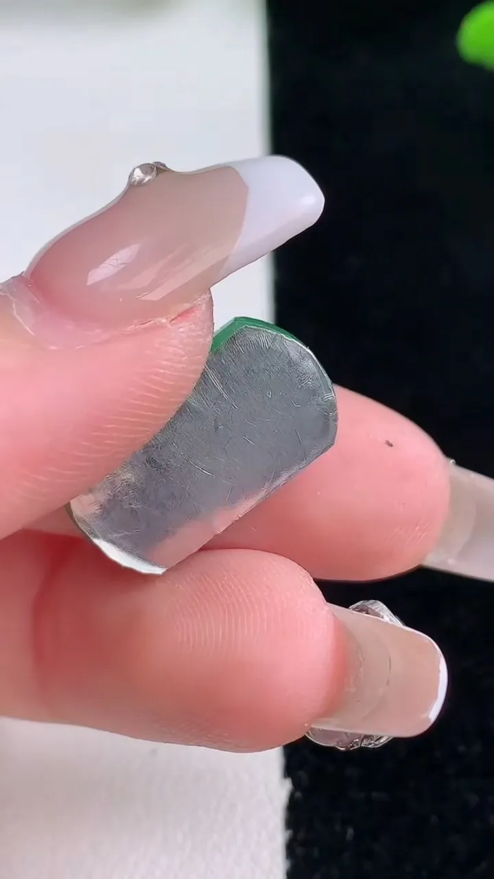 天然A货翡翠马鞍戒面，尺寸19.7-10.8-3.8，重量:1.94g2025年12月29日
工厂直销收藏佳品,种好水足，色泽均匀，有种有色，上手高大气！