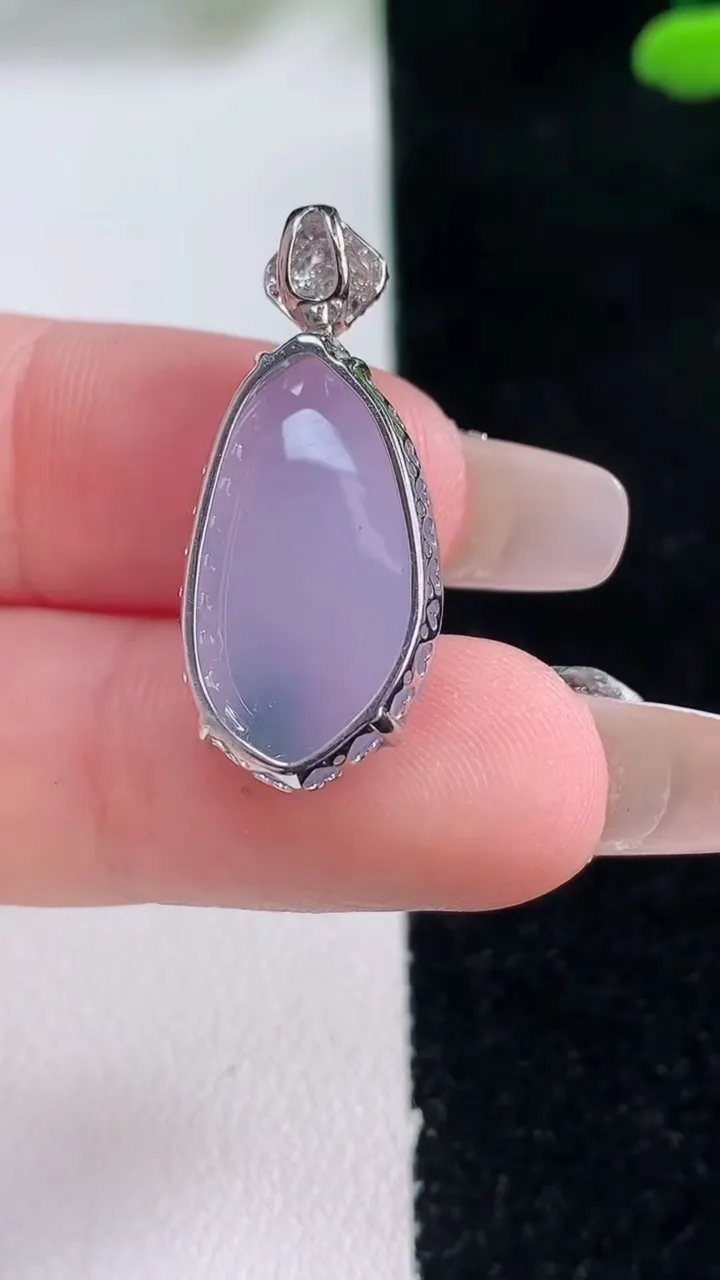 天然A货翡翠18K金紫罗兰飘花福瓜吊坠，尺寸21.4-12.2-5.9，重量:2.94g
12月29日