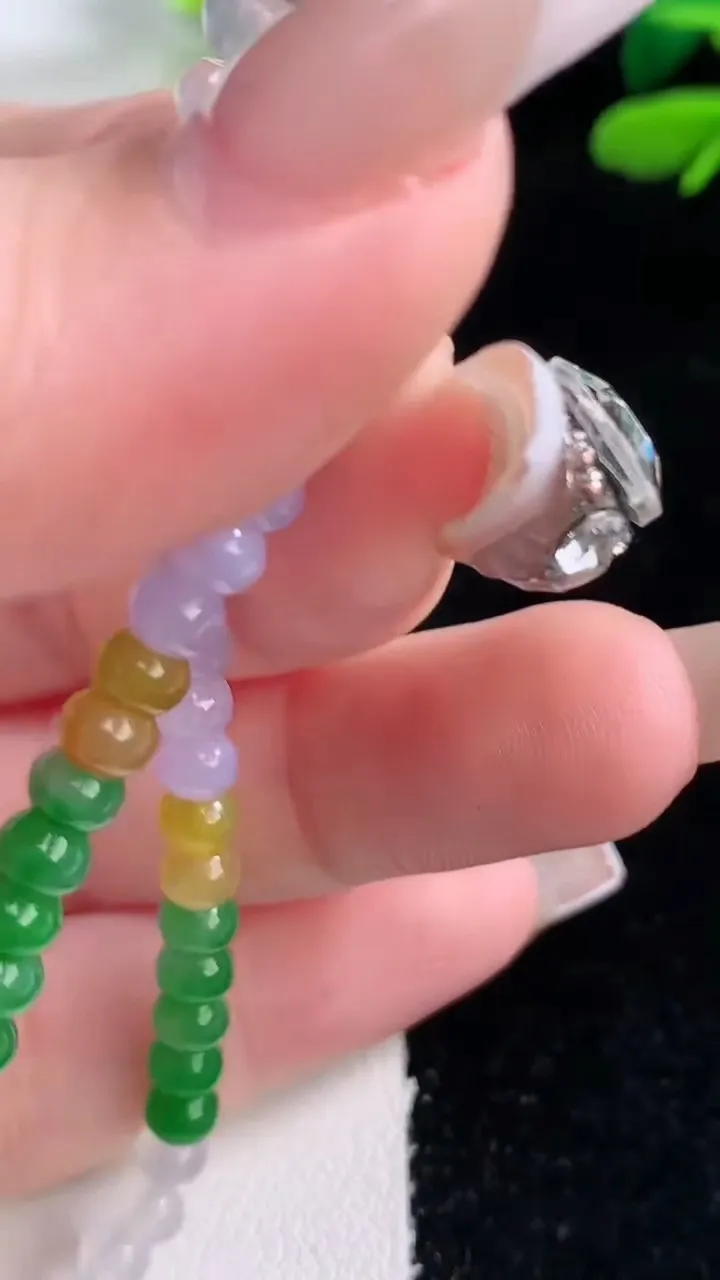 天然A货翡翠三彩算盘珠手串，尺寸4.4-51颗，重量:7.11g12月29日
工厂直销收藏佳品,种好水足，色泽均匀，有种有色，上手高大气！