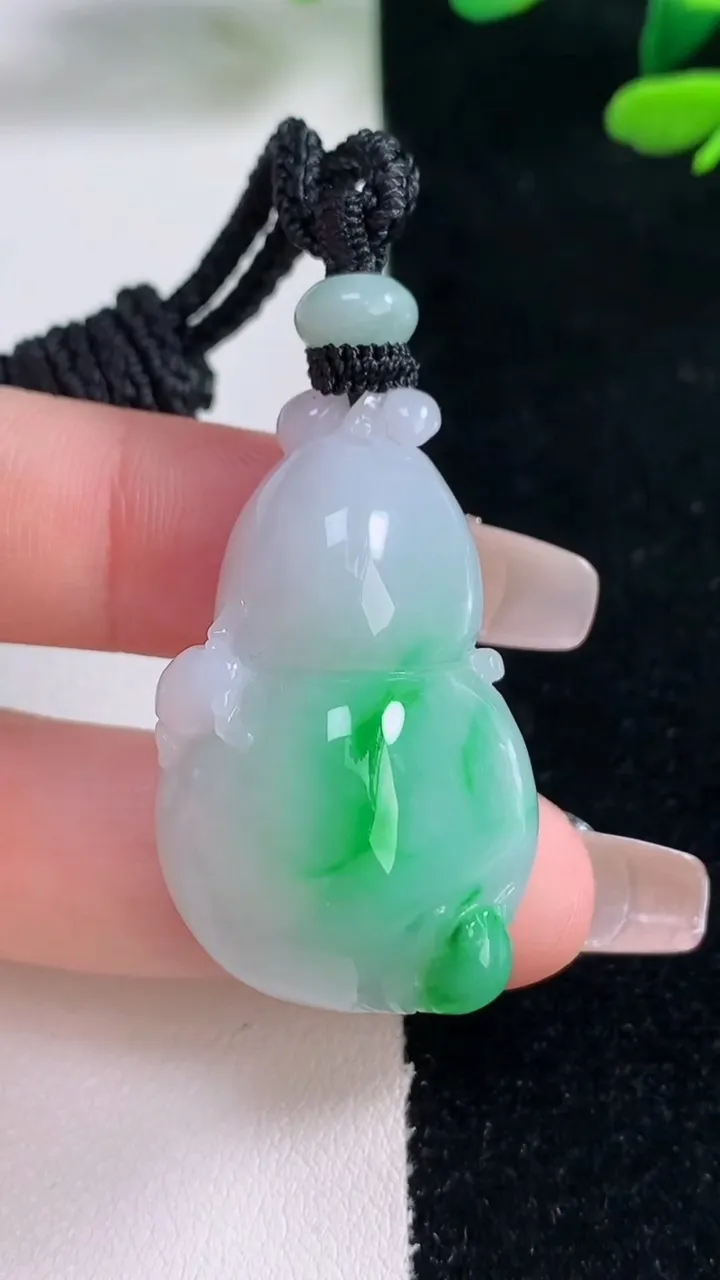 天然A货翡翠葫芦吊坠，尺寸36.3-23-15.3，重量:22.22g
12月29日