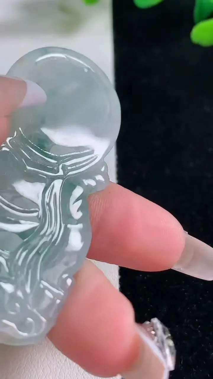 天然A货翡翠冰种飘花观音菩萨吊坠，尺寸62.3-37-6.1，重量:25.14g
12月29日