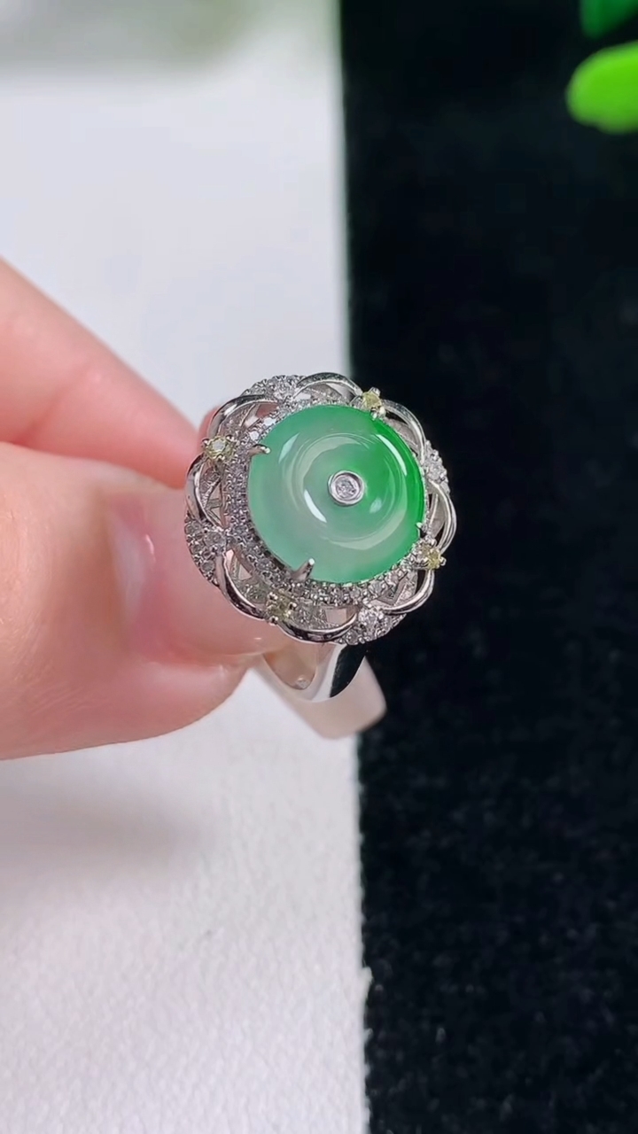 天然A货翡翠平安扣戒指，尺寸16.8-9.3-7.2，重量:3.15g2025年12月29日
工厂直销收藏佳品,种好水足，色泽均匀，有种有色，上手高大气！