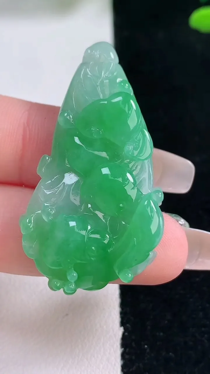 天然A货翡翠白菜吊坠，尺寸41.6-23.4-8.6，重量:10.93g
12月29日