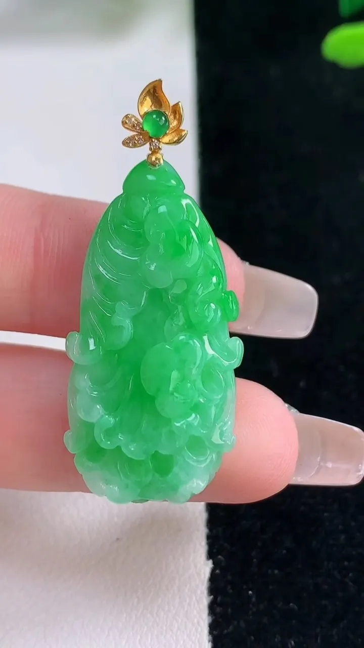 天然A货翡翠白菜吊坠，尺寸34-17-8.4，重量:7.62g
12月29日