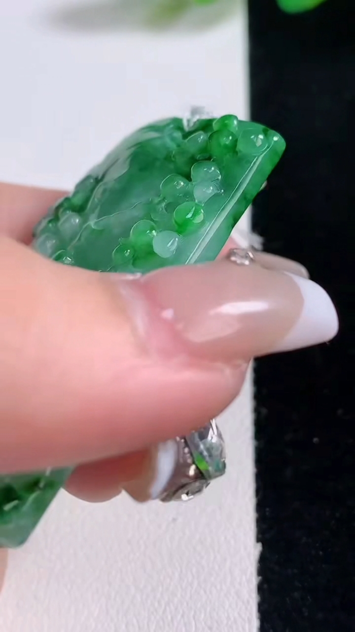 天然A货翡翠山水牌吊坠，尺寸53.4-35.6-6.7，重量:29.34g
12月29日