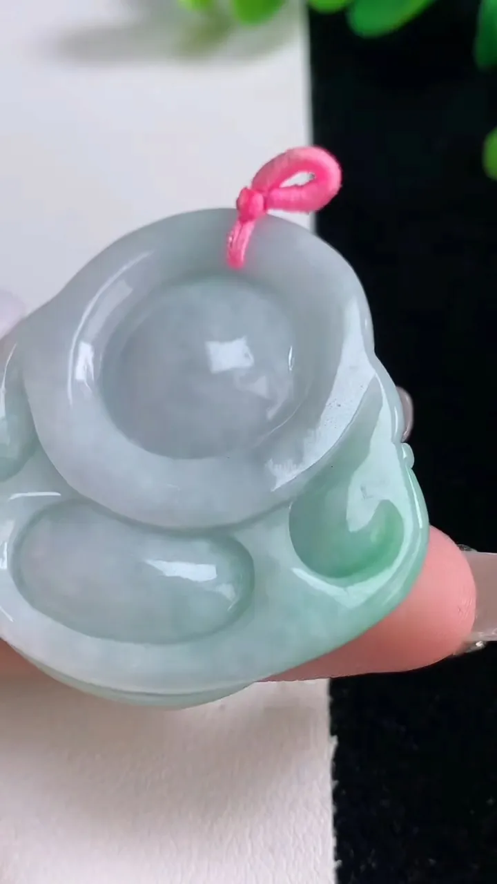 天然A货翡翠佛公吊坠，尺寸43.5-45.2-12.3，重量:37.69g
12月29日