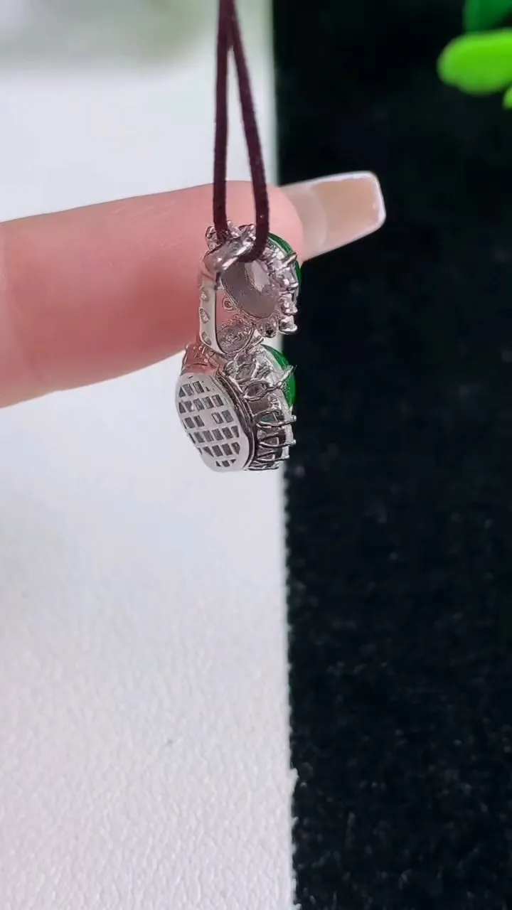 天然A货翡翠蛋面吊坠，尺寸23-10.4-7.7，裸石6.3-5.7重量:2.73g
12月29日