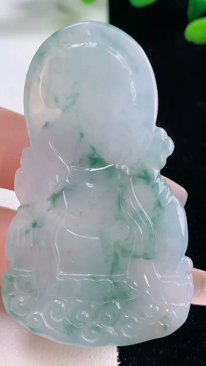 天然A货翡翠冰种飘花观音菩萨吊坠，尺寸62.3-37-6.1，重量:25.14g
12月29日