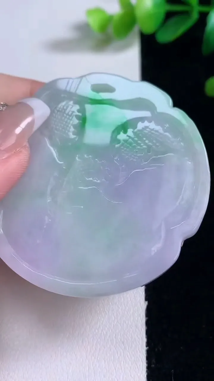 天然A货翡翠春带彩紫罗兰山水牌吊坠，尺寸55.5-45.7-6，重量:44.08g
12月29日