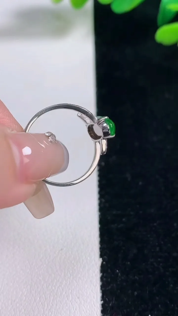 天然A货翡翠蛋面戒指，尺寸17.2-11.4-5.9-4.4，重量:2.57g2025年12月29日
工厂直销收藏佳品,种好水足，色泽均匀，有种有色，上手高大气！