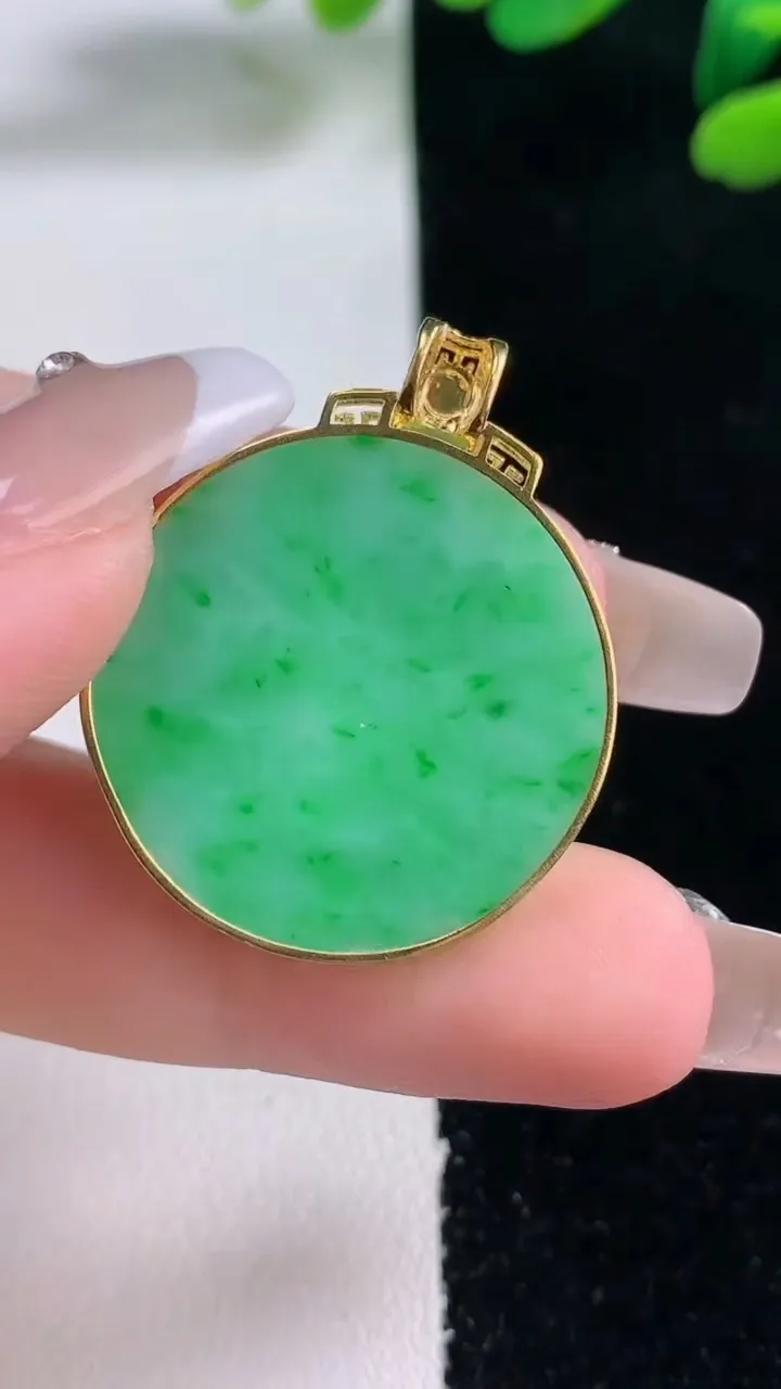 天然A货翡翠无事牌吊坠，尺寸26-2.5，重量:5.60g
12月29日