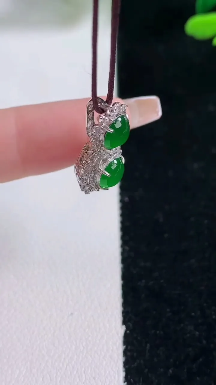 天然A货翡翠蛋面吊坠，尺寸23-10.4-7.7，裸石6.3-5.7重量:2.73g
12月29日