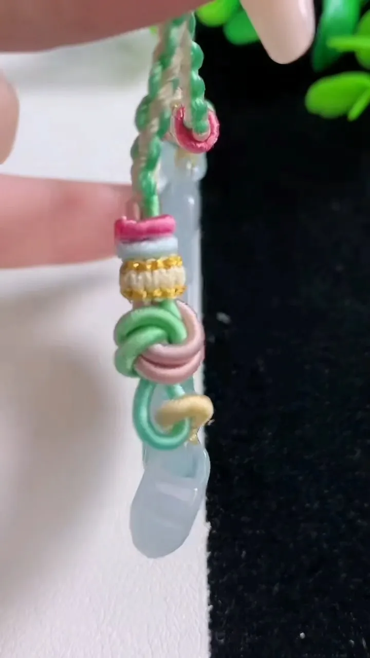 天然A货翡翠种飘花如意锁吊坠，尺寸15.6-60.2-6.5，重量:20.09g
12月29日